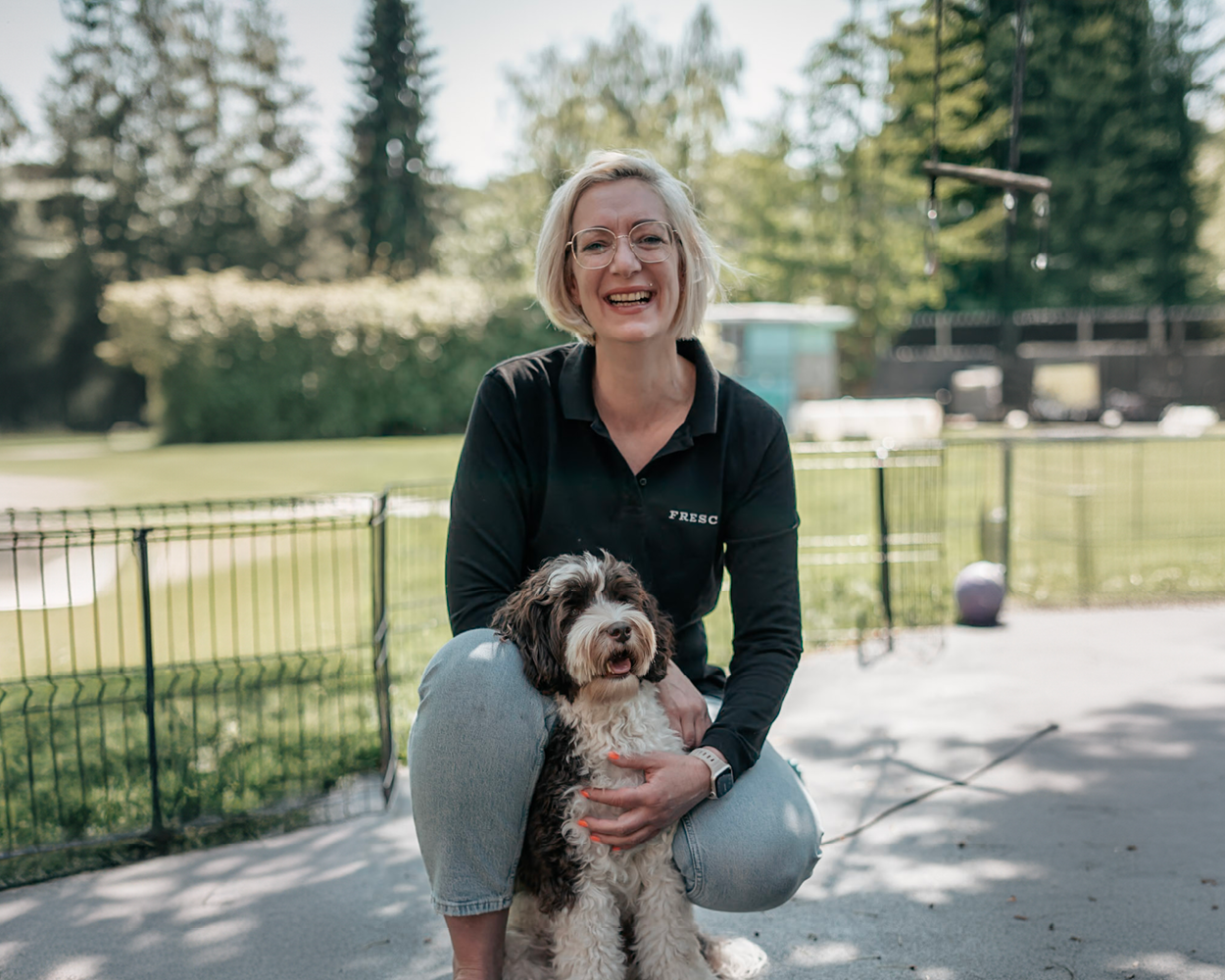 FRESCO Frau mit Hund im Park